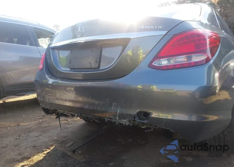 2017 Mercedes-Benz C 300 4Matic z USA, uszkodzony, nr VIN 55SWF4KB1HU184388